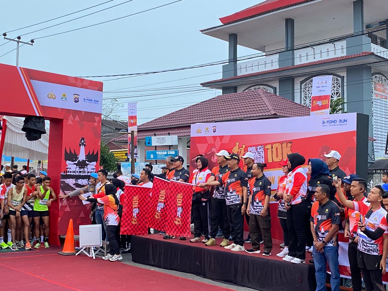 Kapolda Sumbar Irjen Pol Suharyono Kibarkan Bendera Start di Police Women Run 10K