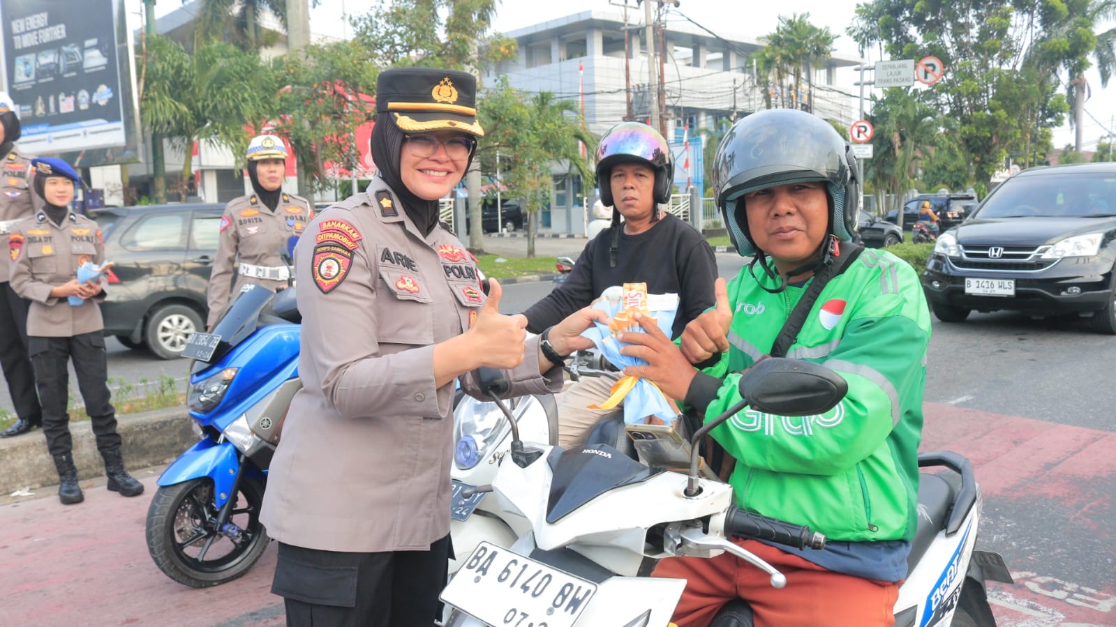 Hari Jadi  Polwan ke 76, Polwan Polda Sumbar Gelar Pengaturan  Arus Lalu Lintas Pagi Hari