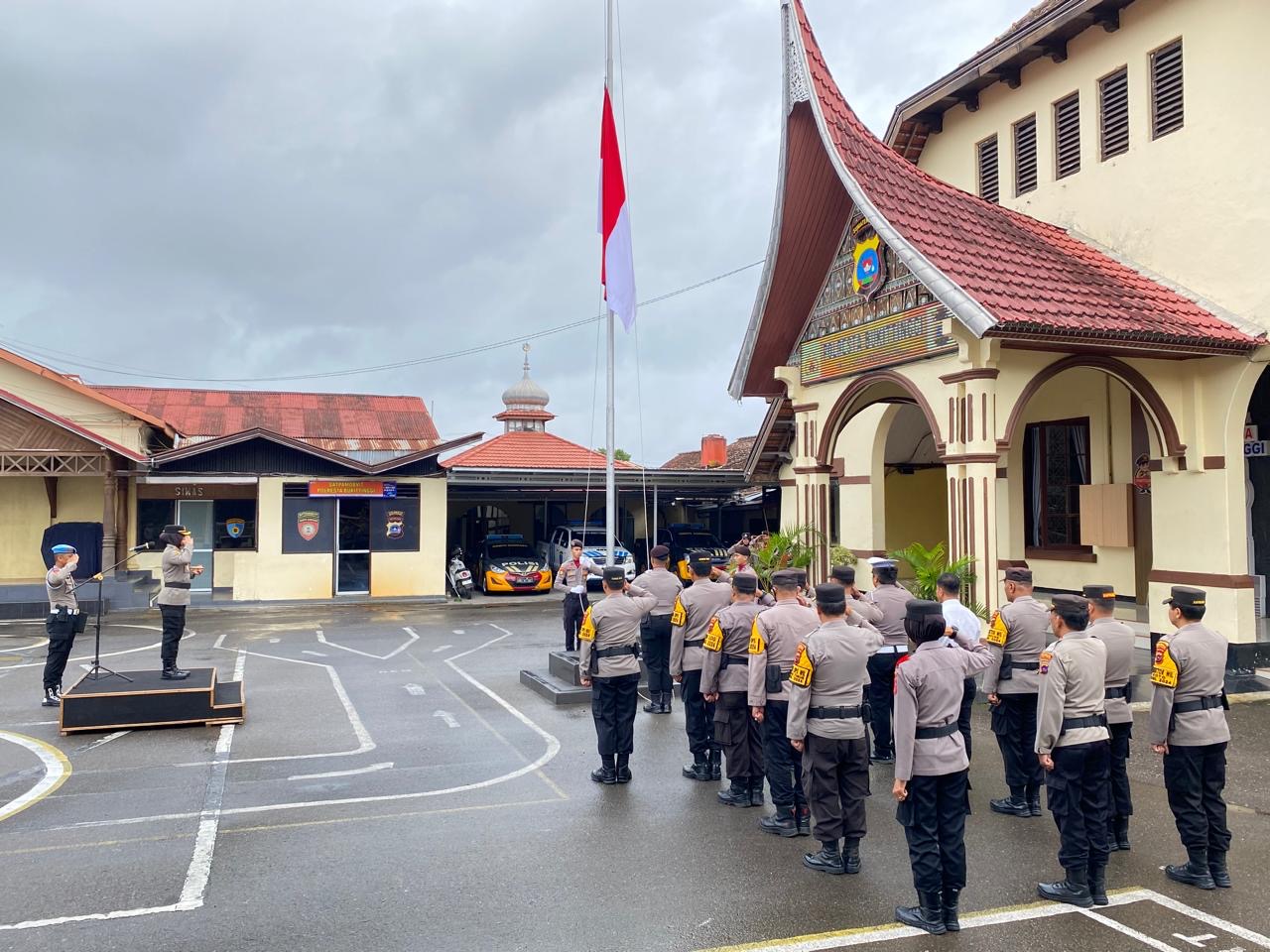 Kapolresta Bukittinggi Kombes Pol Yessi Kurniati Pimpin Upacara Bulanan Polresta Bukittinggi