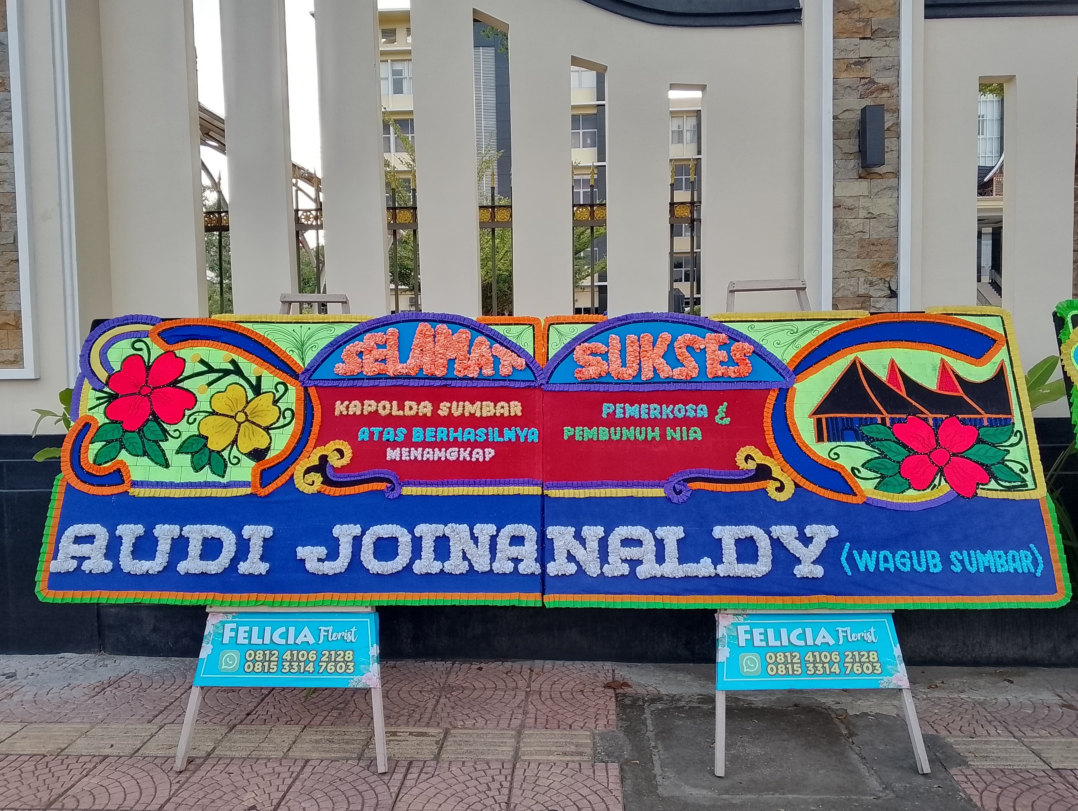 Penangkapan Pembunuh Nia Kurnia Sari Dibanjiri Dukungan Masyarakat, Puluhan Karangan Bunga Hiasi Mako Polda Sumbar