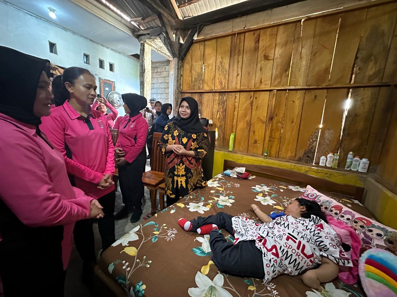 Ketua Umum Bhayangkari Kunjungi Aiptu Heri dan Anaknya yang Terbaring Sakit 