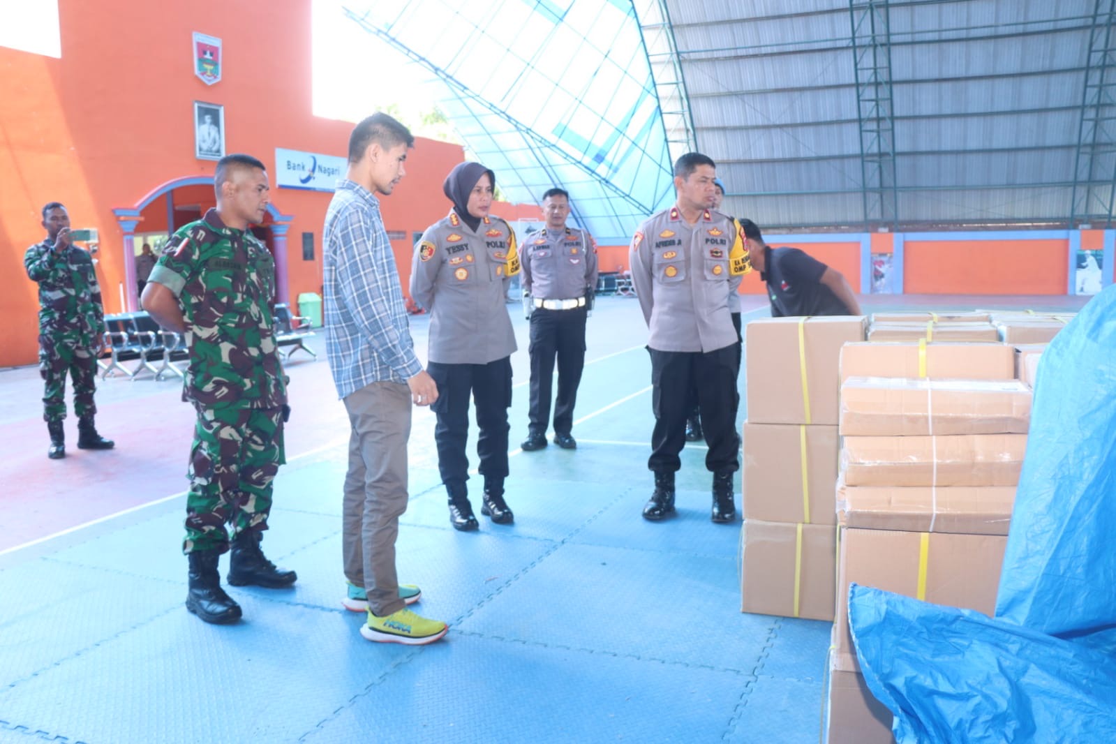 Kapolresta Bukittinggi Kombes Pol Yessi Kurniati Cek Pengamanan Gudang Logistik Pilkada 2024