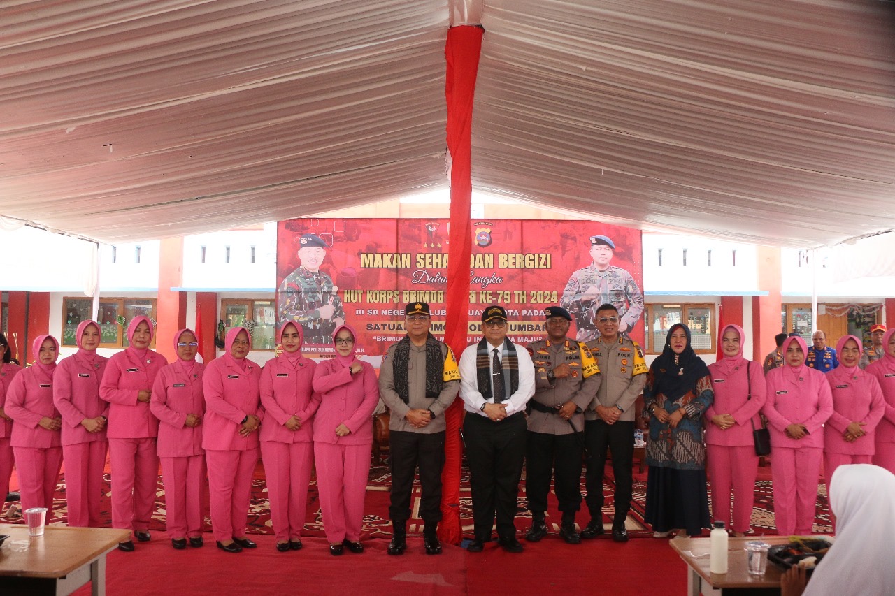 Wakapolda Hadiri Acara Makan Siang Bergizi Untuk Siswa/i SD Negeri 02 Lubuak Buaya Dalam Rangka HUT Korps Brimob Polri Ke 79 Tahun 2024
