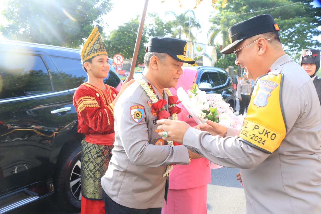 Tiba di Mapolda, Irjen Pol Gatot Tri Suryanta disambut jajar hormat