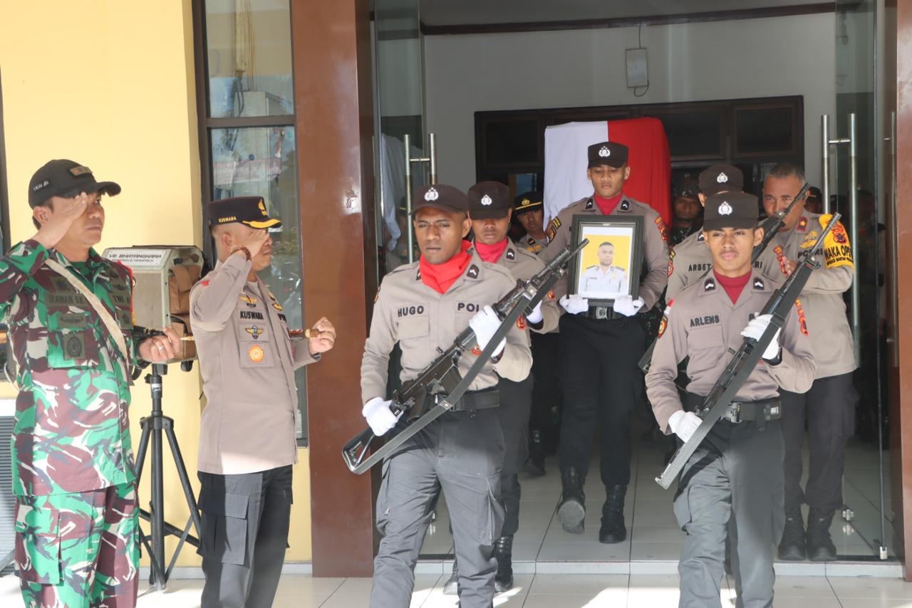 Gugur dalam Tugas, Jenazah Bripka Anumerta Ronald M. Enok Diterbangkan ke Jayapura dan Dimakamkan di Sentani 