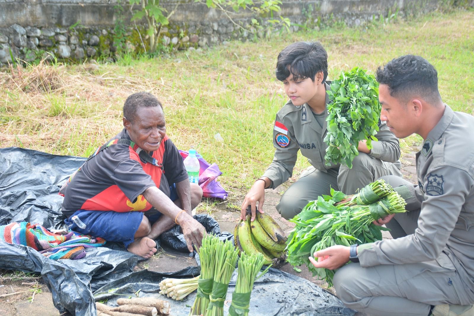 Peduli Perekonomian Lokal, Polisi Belanja Langsung dari Mama-Mama Papua di Mimika 