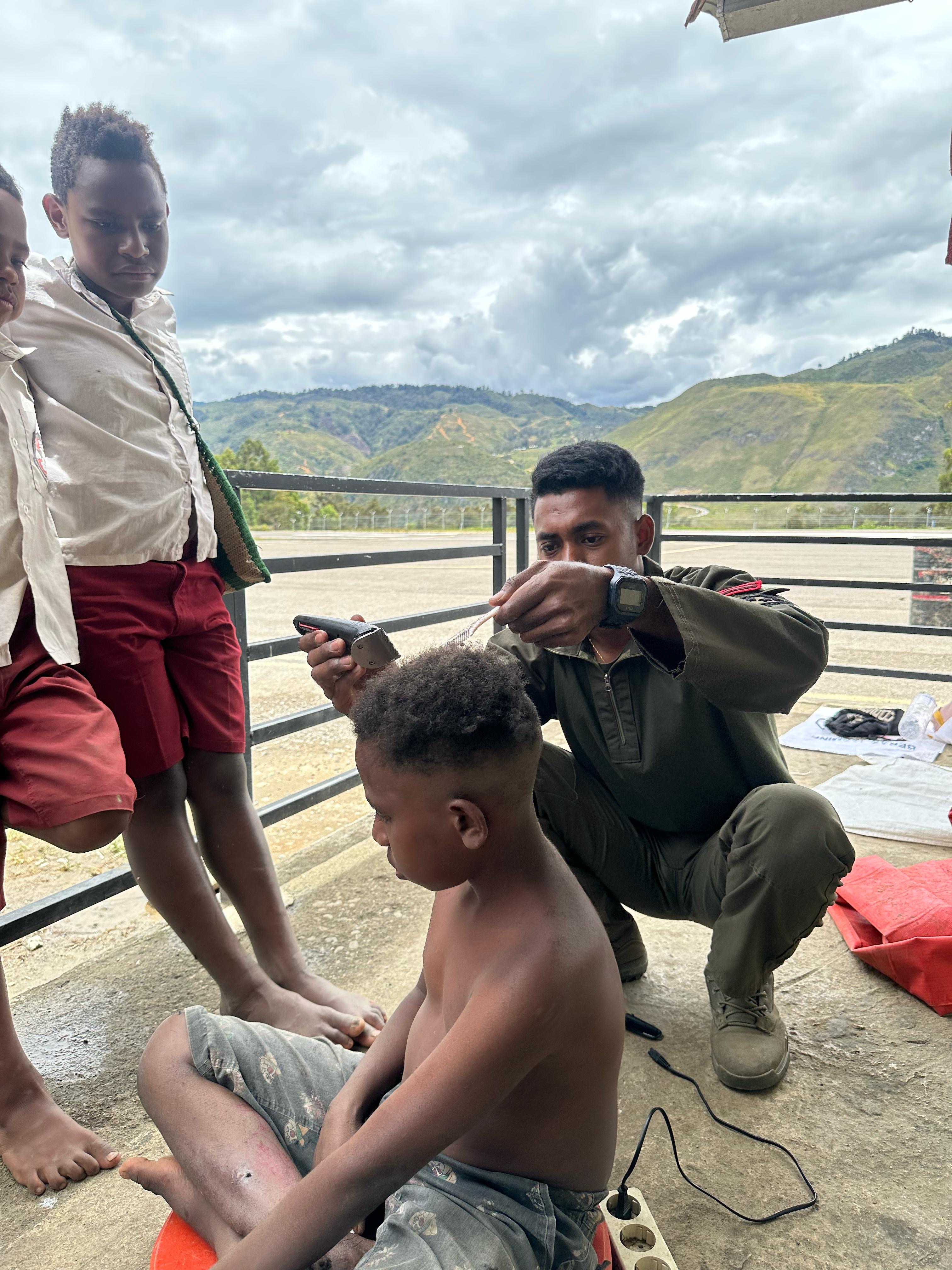 Lewat Cukur Gratis, Satgas Damai Cartenz Jalin Kedekatan dengan Anak-anak di Lanny Jaya 