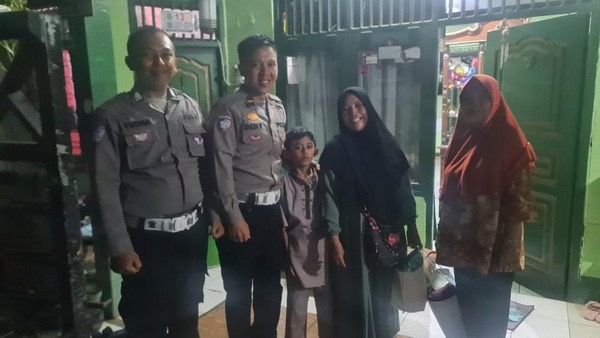 Aksi Mulia Polisi Bantu Ibu-Anak yang Kehabisan Tiket Bus Mudik 