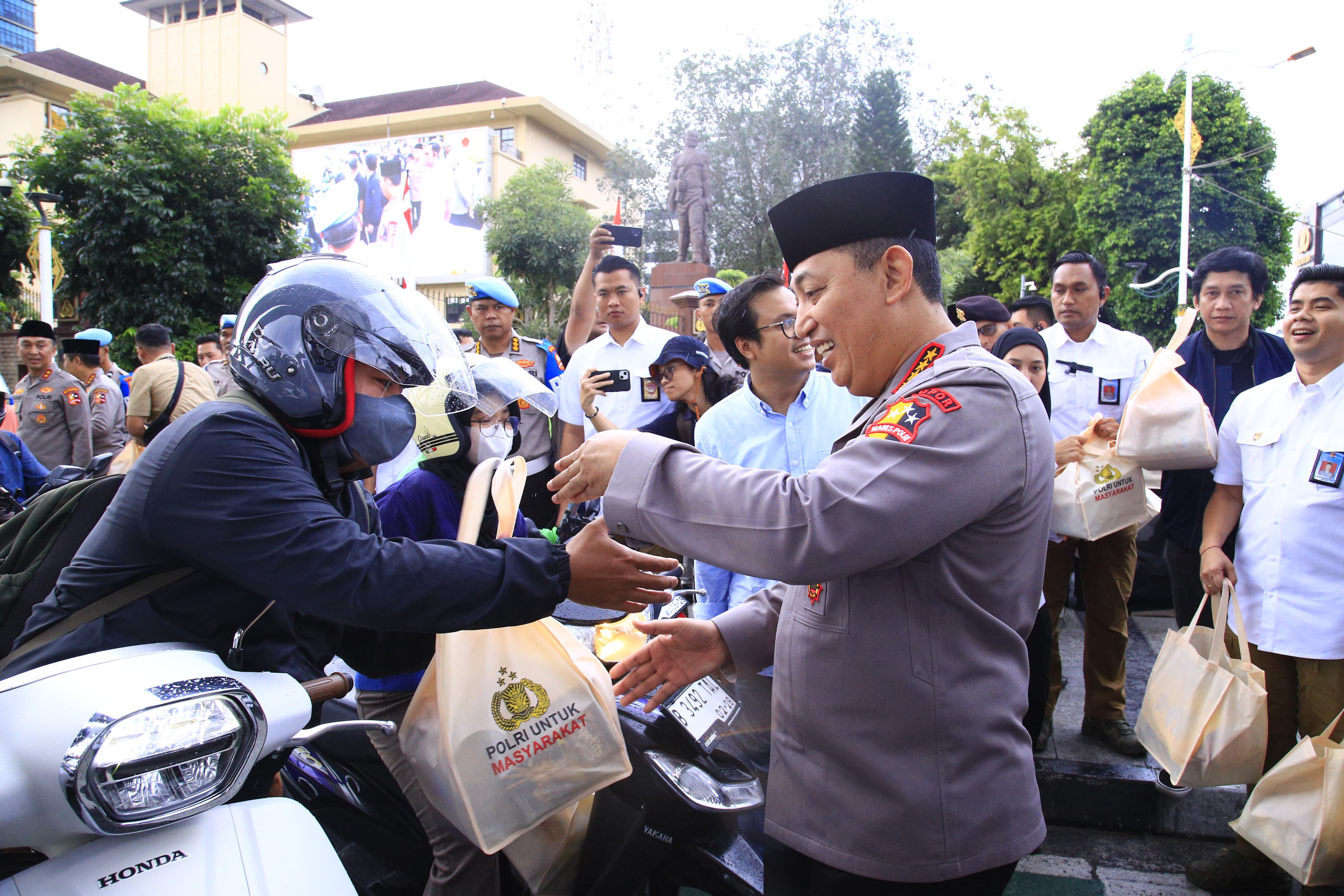Kapolri Jenderal Listyo Sigit Prabowo Bagikan 1.000 Takjil Bersama Insan Media
