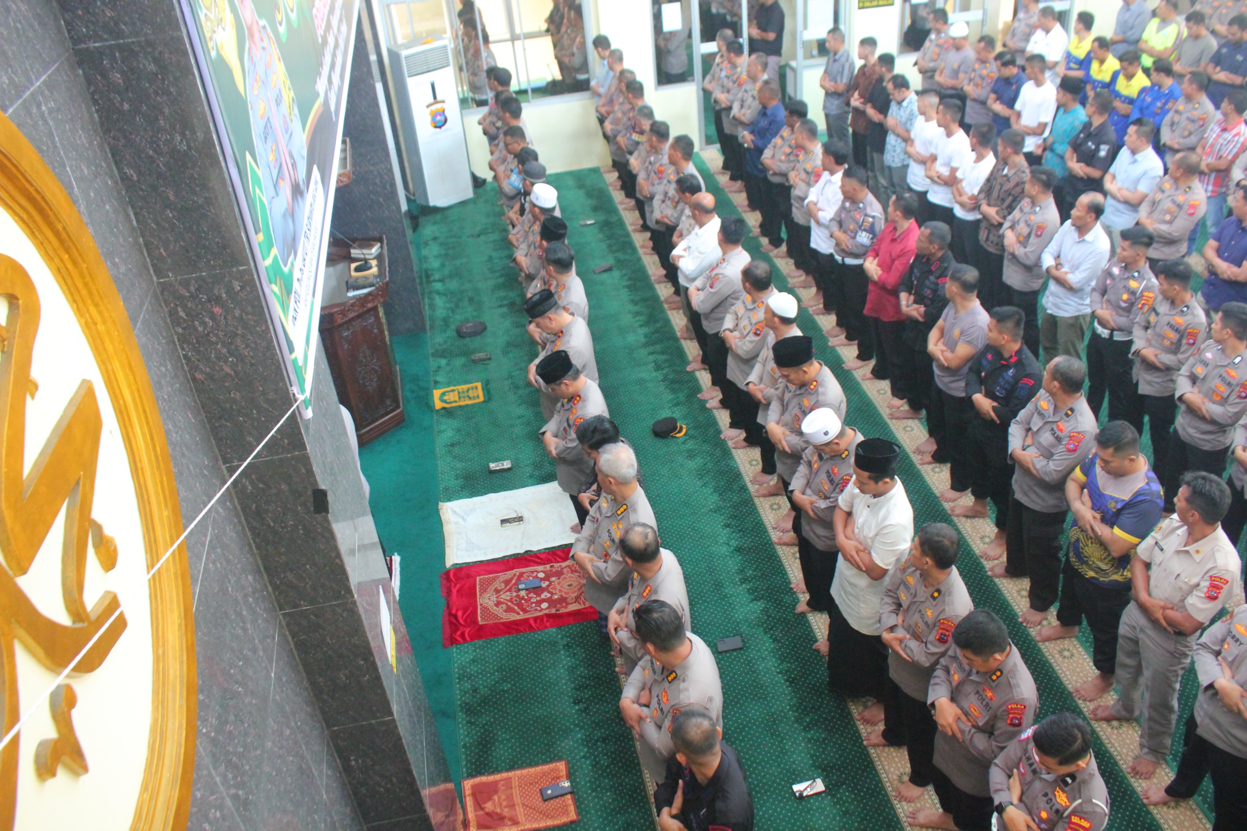 Polda Sumbar Laksanakan Sholat Ghoib Atas Gugurnya Tiga Anggota Polri Dalam Pelaksanaan Tugas di Way Kanan Lampung