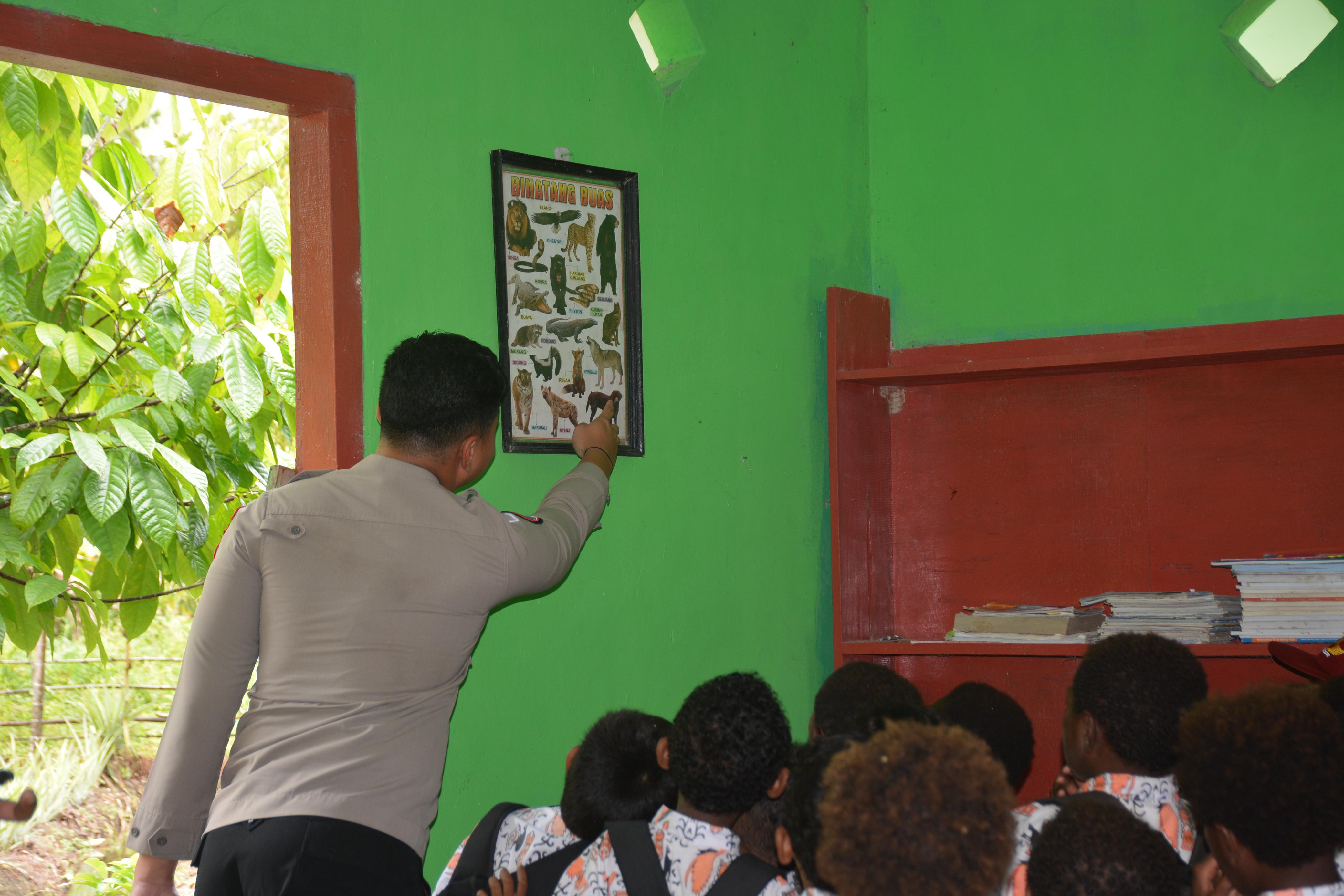 Satgas Ops Damai Cartenz Ajak Anak-anak Belajar dan Bermain di Rumah Pintar, Mimika