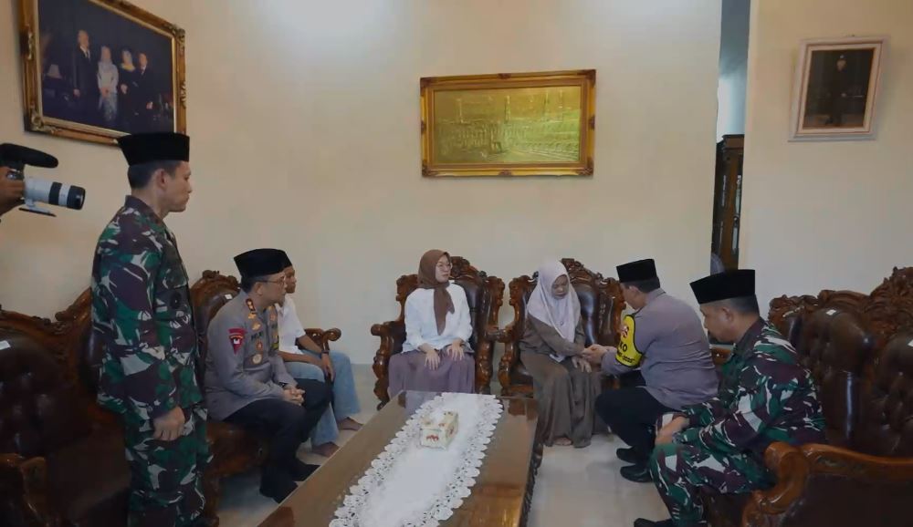 Kapolri Berikan Penghargaan Rekpro Bintara ke Daffa, Sepupu Almarhum Briptu Ghalib