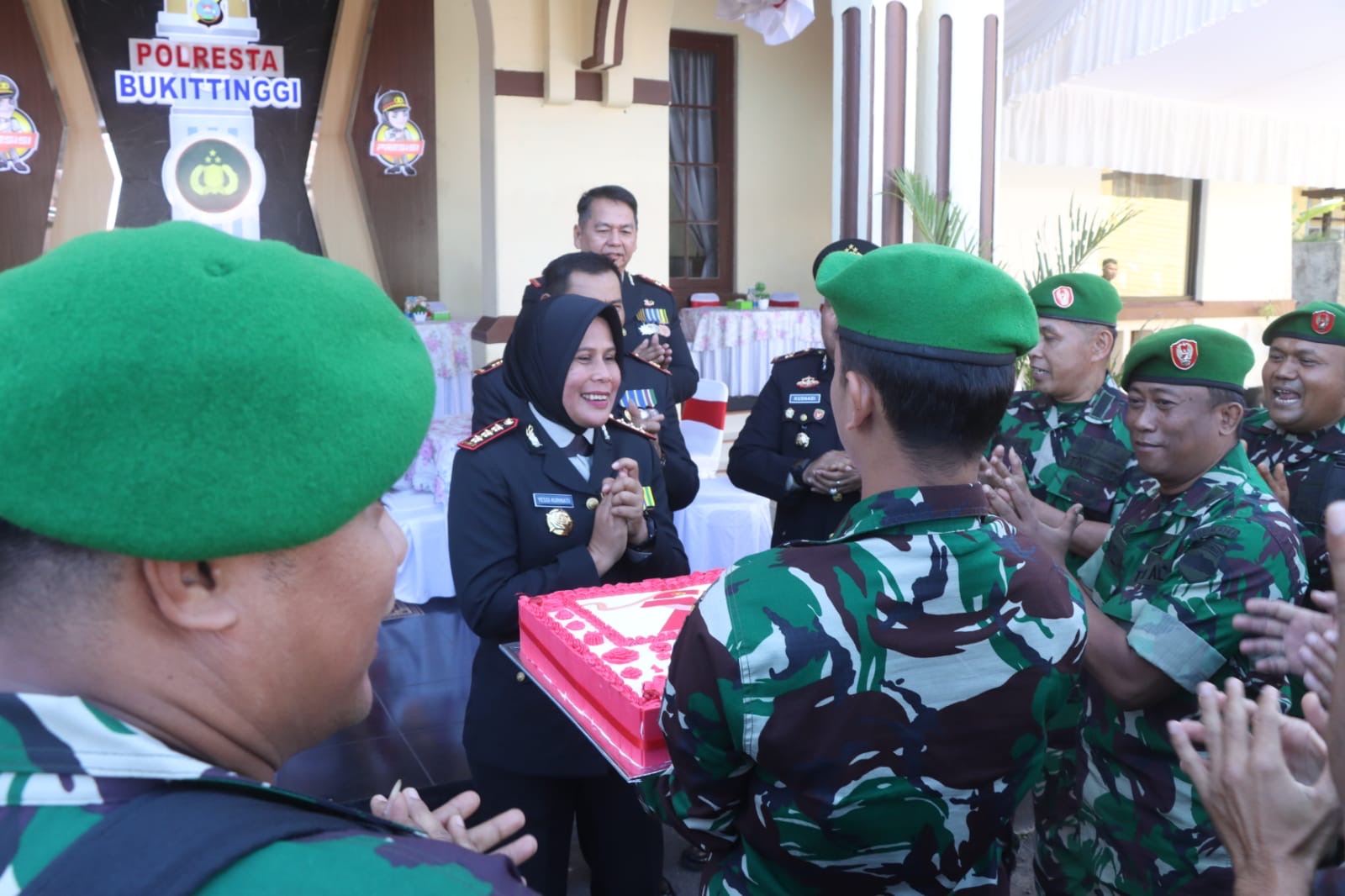 Kodim 0304/Agam Beri Kejutan pada Hari Bhayangkara ke-79, Berikan Ucapan Selamat dan Kue Ulang Tahun kepada Kapolresta Bukittinggi 