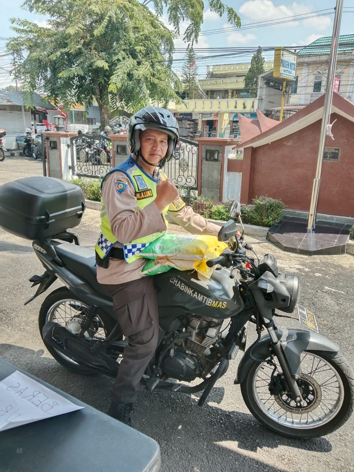Polsek Jajaran Polresta Bukittinggi Salurkan Beras Murah kepada Warga melalui Gerakan Pangan Murah 