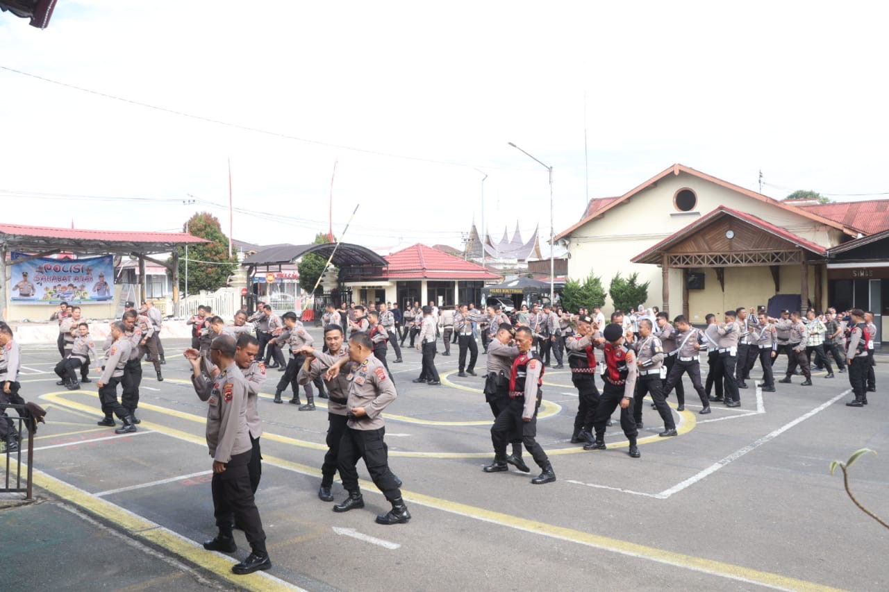 Personel Polresta Bukittinggi Laksanakan Latihan Beladiri untuk Tingkatkan Kemampuan dan Kebugaran 