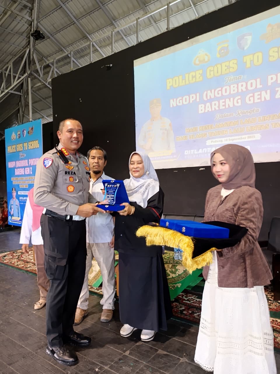 Police Go To School, Dirlantas Polda Sumbar Ajak Gen Z NGOPI Bareng di SMKN 7 Padang 