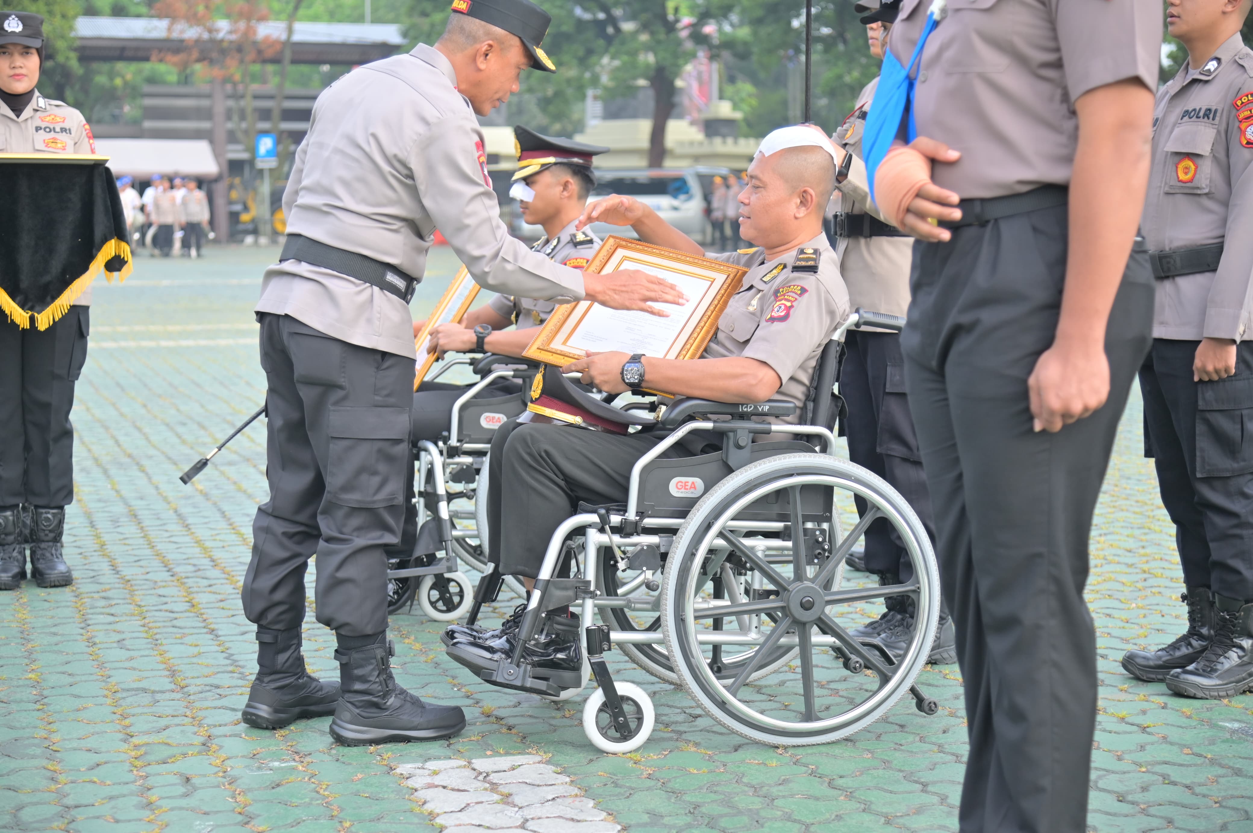 Empat Polisi Polda Jabar Naik Pangkat Luar Biasa atas Dedikasi dan Pengorbanannya 