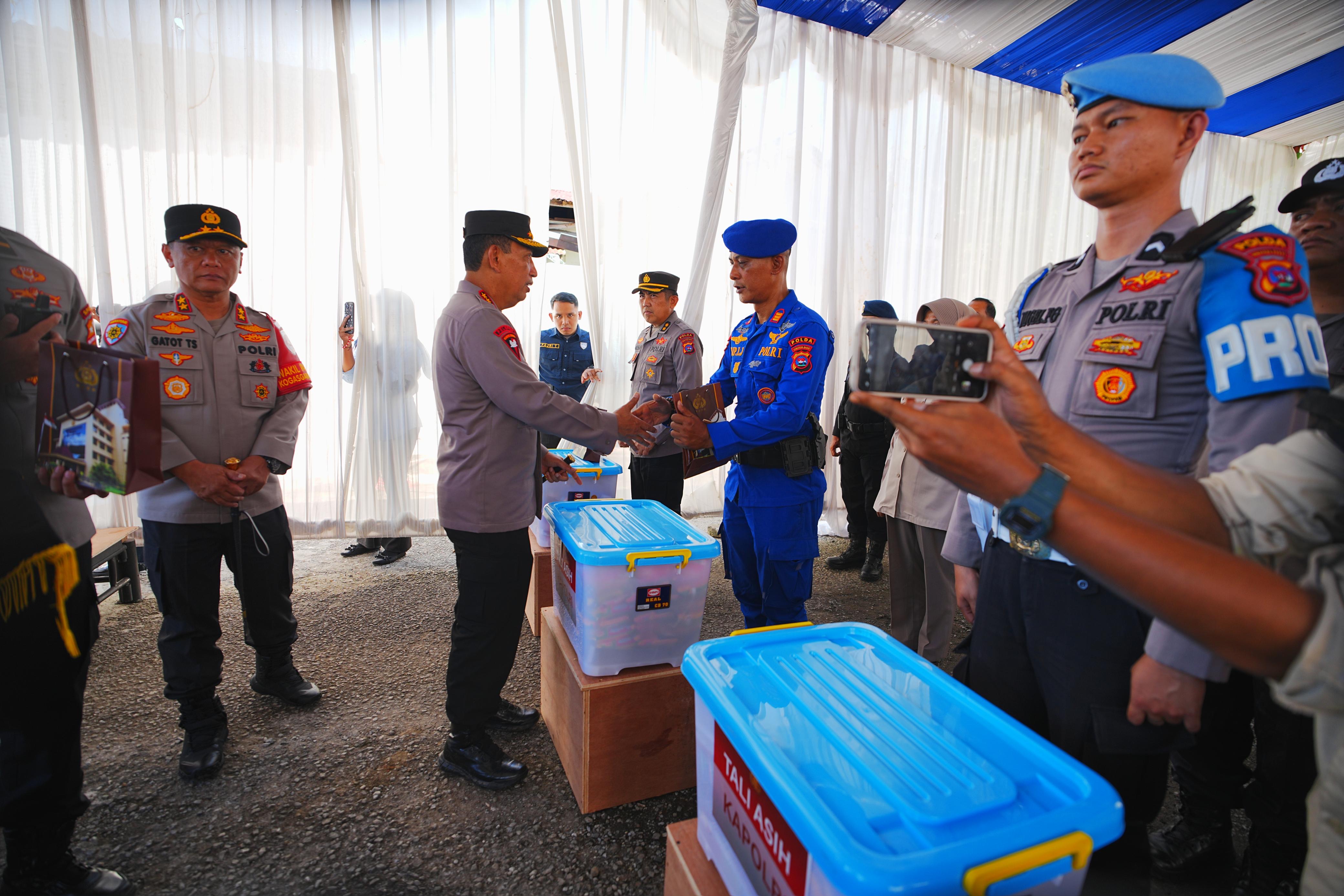 Kapolri Beri Motivasi dan Apresiasi kepada Anggota Polri Terdampak Bencana di Sumbar 