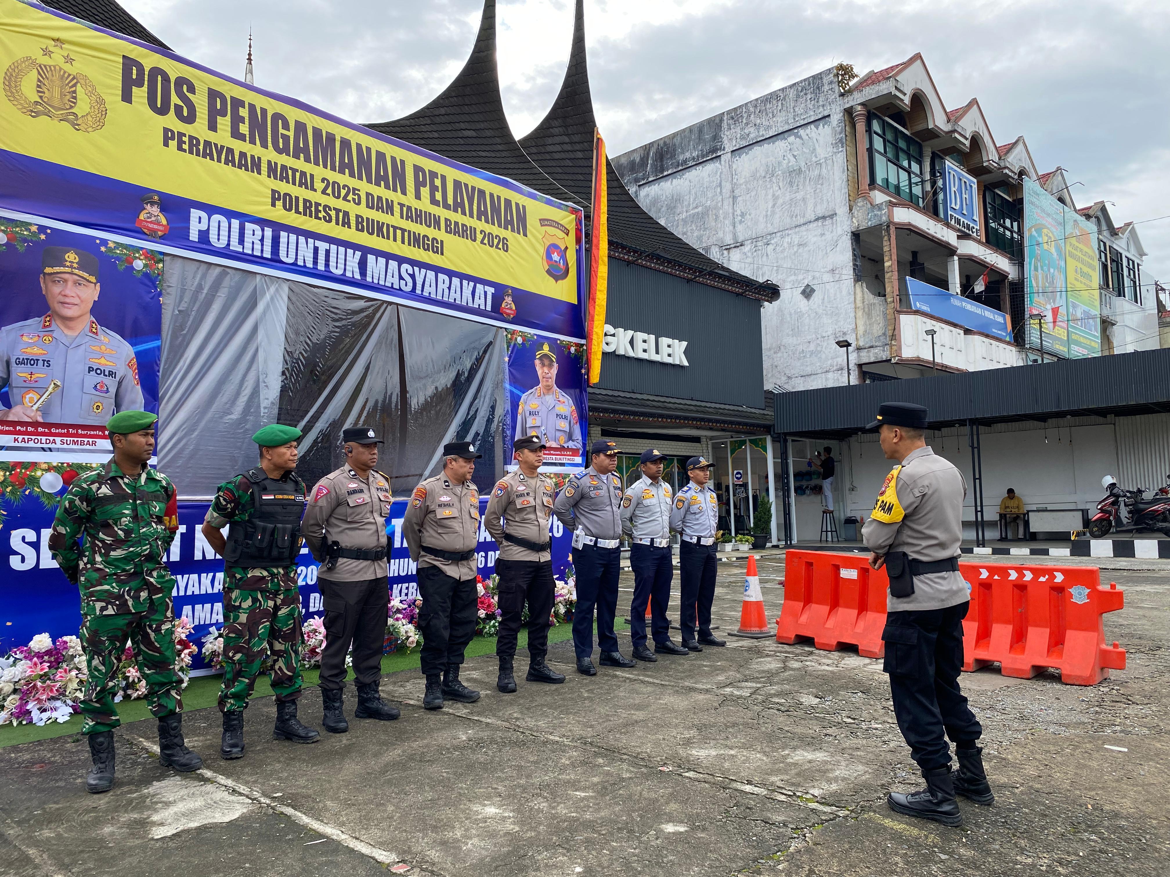 Personel Polresta Bukittinggi Siaga di Pos Pengamanan dan Pos Pelayanan Operasi Lilin Singgalang 2025